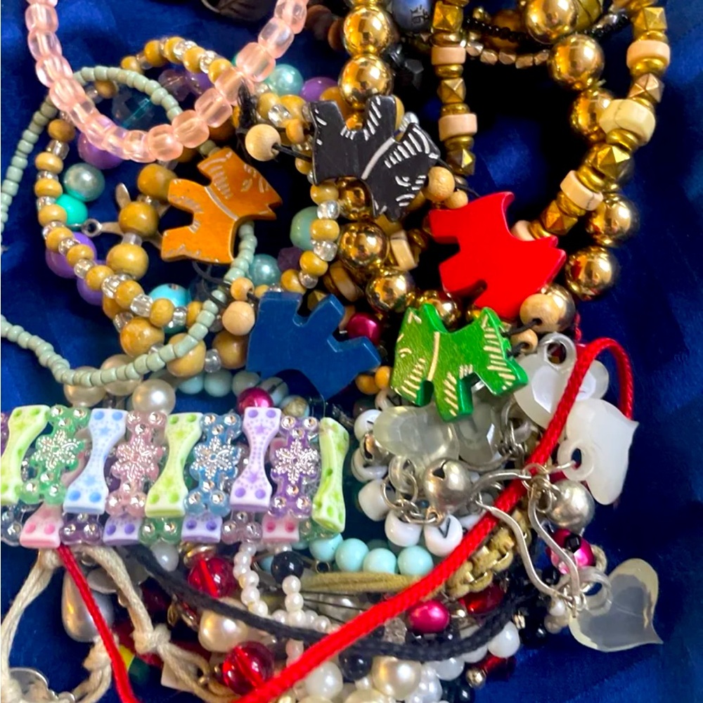 lot of 26 small beaded bracelets, wooden, beaded, Jamaican, hearts, dogs, leaves